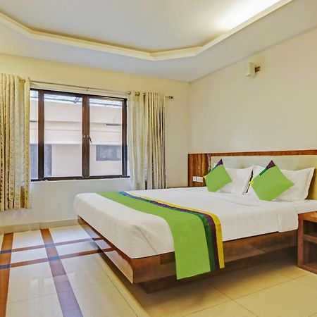 Treebo Trend Time Square Marine Drive Hotel Kochi Bagian luar foto