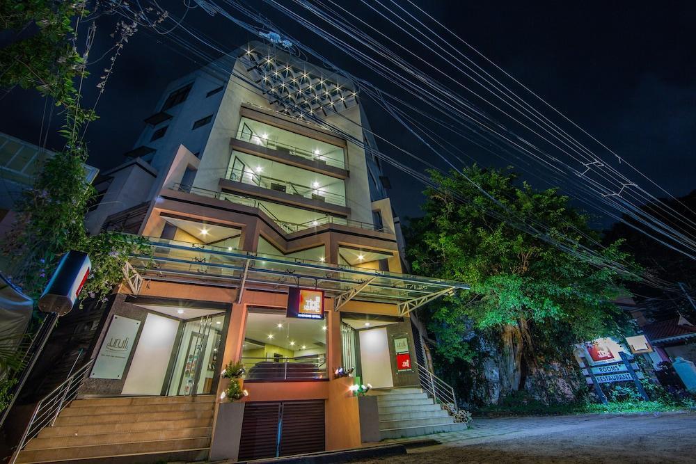 Treebo Trend Time Square Marine Drive Hotel Kochi Bagian luar foto
