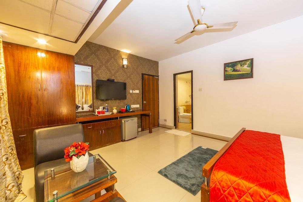 Treebo Trend Time Square Marine Drive Hotel Kochi Bagian luar foto