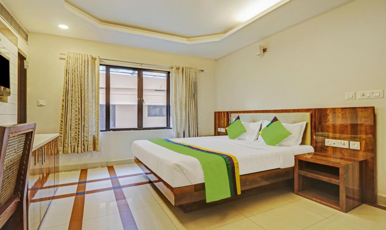 Treebo Trend Time Square Marine Drive Hotel Kochi Bagian luar foto