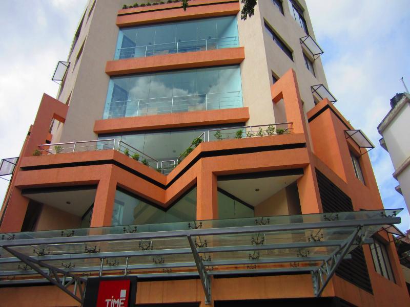 Treebo Trend Time Square Marine Drive Hotel Kochi Bagian luar foto