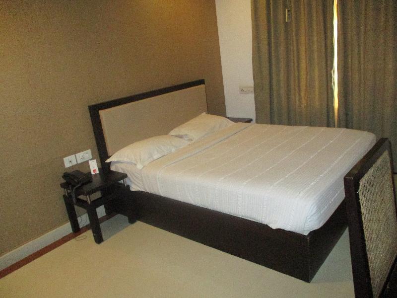 Treebo Trend Time Square Marine Drive Hotel Kochi Bagian luar foto