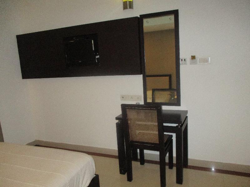 Treebo Trend Time Square Marine Drive Hotel Kochi Bagian luar foto