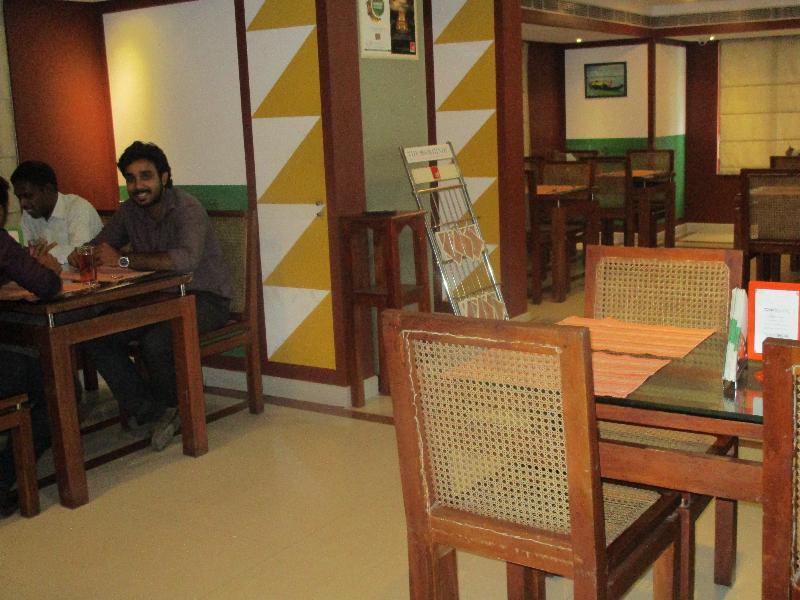 Treebo Trend Time Square Marine Drive Hotel Kochi Bagian luar foto