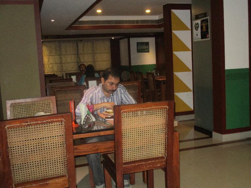 Treebo Trend Time Square Marine Drive Hotel Kochi Bagian luar foto