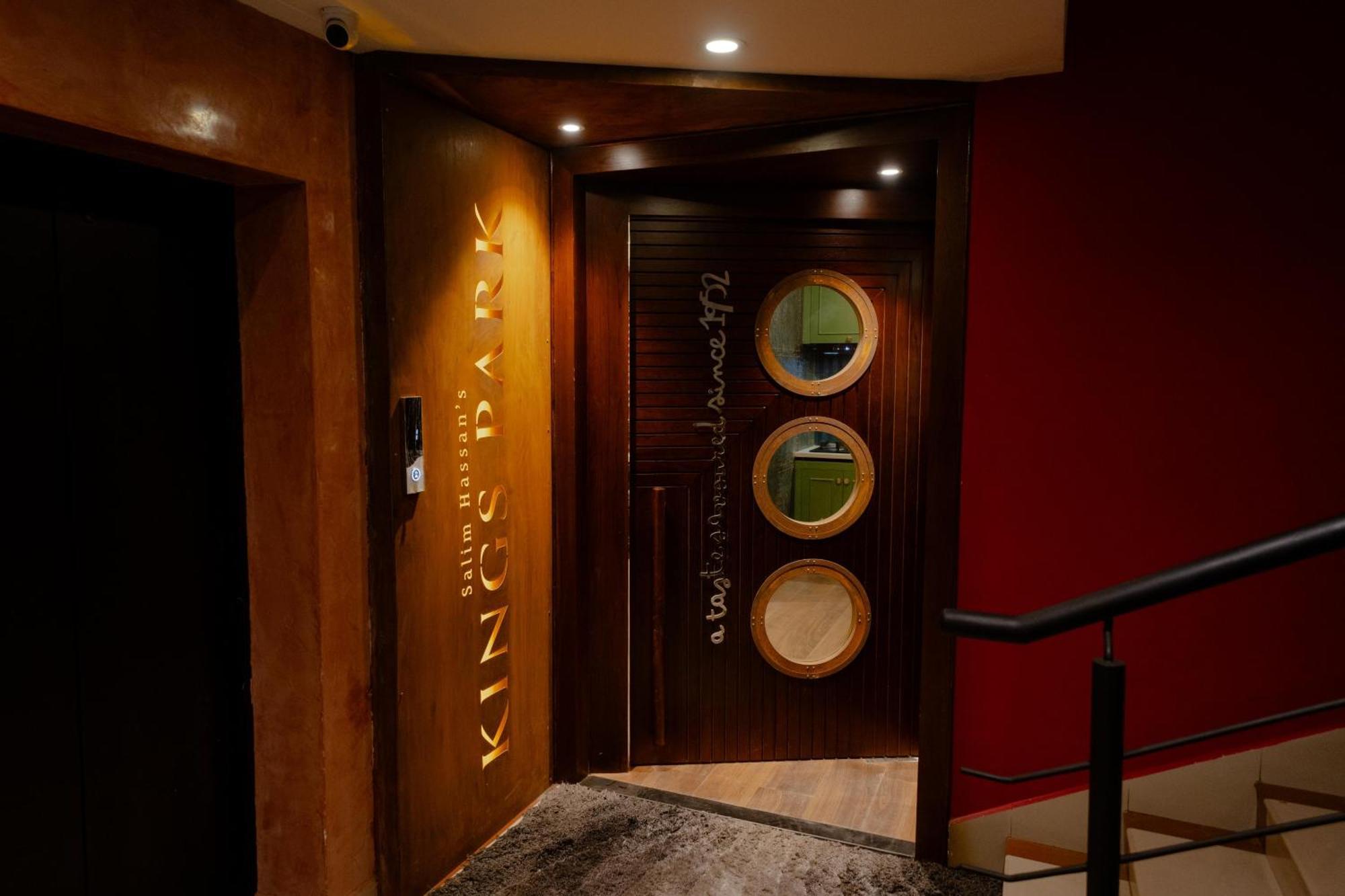 Treebo Trend Time Square Marine Drive Hotel Kochi Bagian luar foto