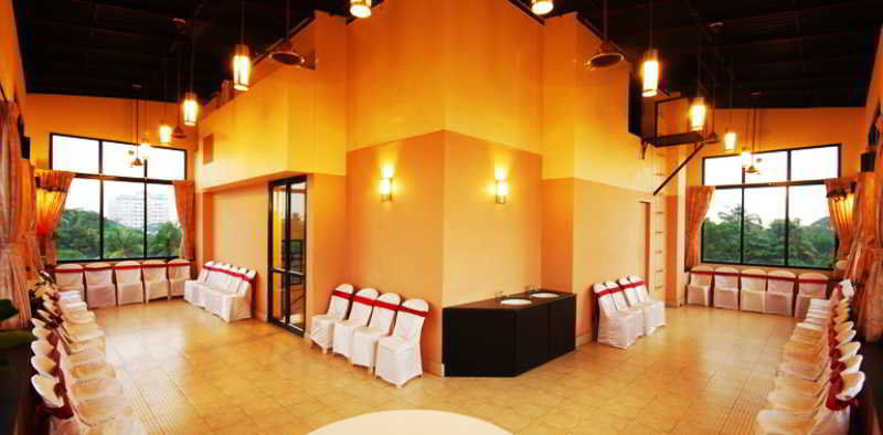 Treebo Trend Time Square Marine Drive Hotel Kochi Bagian luar foto