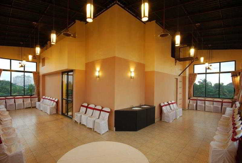 Treebo Trend Time Square Marine Drive Hotel Kochi Bagian luar foto