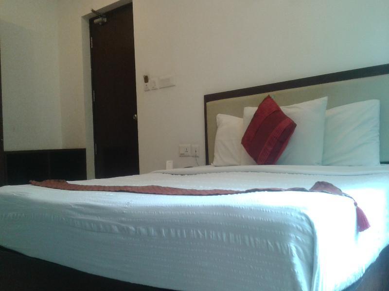 Treebo Trend Time Square Marine Drive Hotel Kochi Bagian luar foto