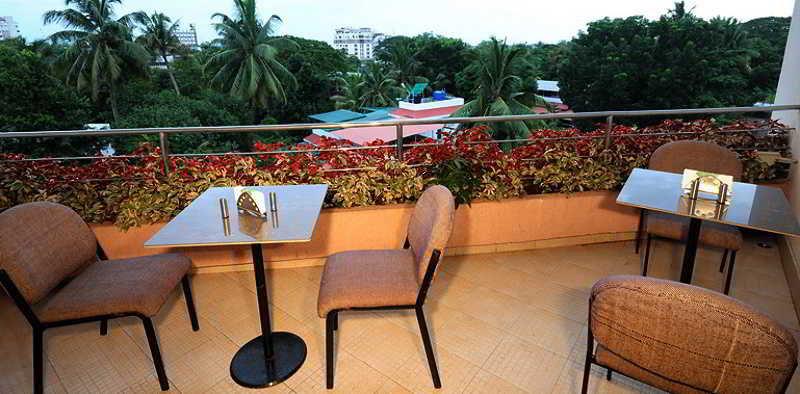 Treebo Trend Time Square Marine Drive Hotel Kochi Bagian luar foto