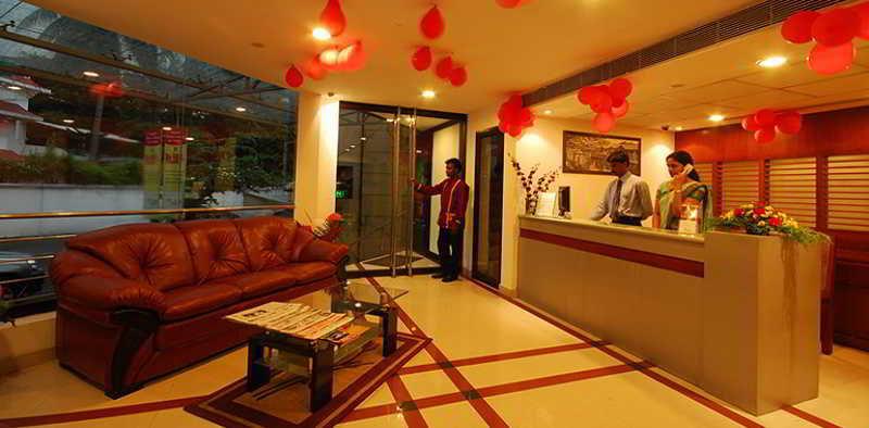 Treebo Trend Time Square Marine Drive Hotel Kochi Bagian luar foto