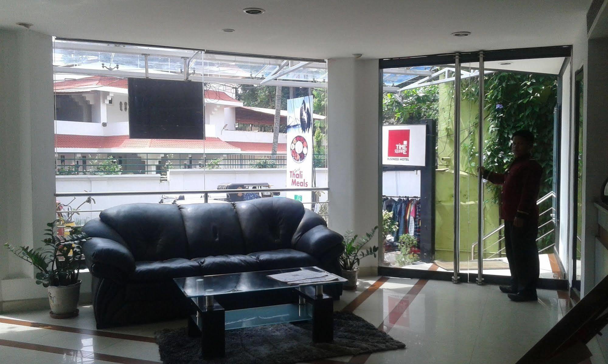 Treebo Trend Time Square Marine Drive Hotel Kochi Bagian luar foto