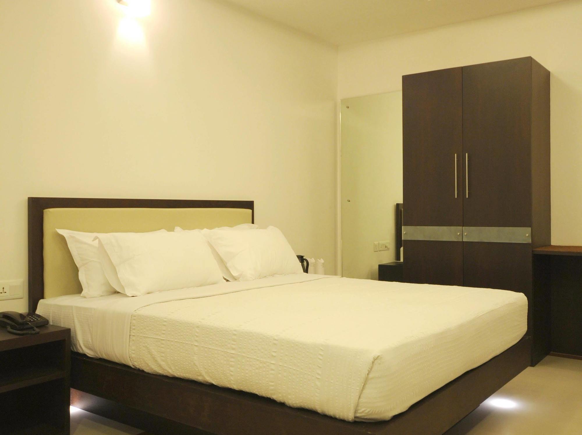 Treebo Trend Time Square Marine Drive Hotel Kochi Bagian luar foto