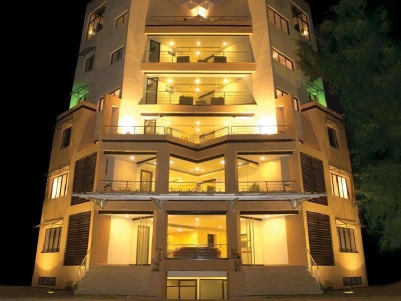 Treebo Trend Time Square Marine Drive Hotel Kochi Bagian luar foto